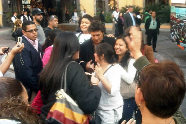 Apoyamdo a los Guerreros antes del encuentro