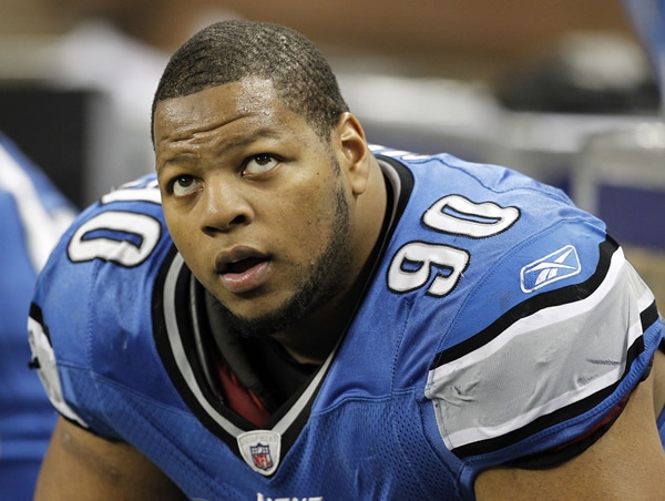 El árbitro castigó a Ndamukong Suh por rudeza innecesaria.