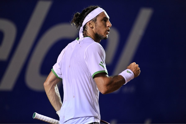 El argentino Juan Mónaco se agenció el primer set pero Ferrer empató rápido.