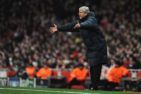 Arsene Wenger presionando a sus muchachos