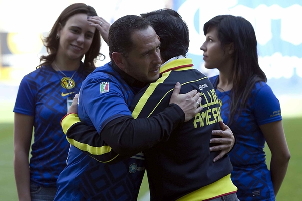 Bauer entregó la nueva playera a Villa