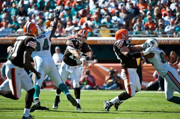 Browns derrotaron 13-10 a Delfines en un juego plagado de errores.