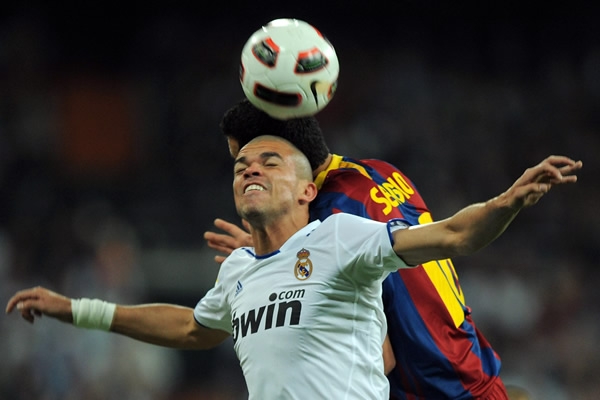 Buscando el balón por aire