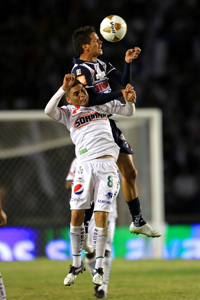 Buscando el balón por aire