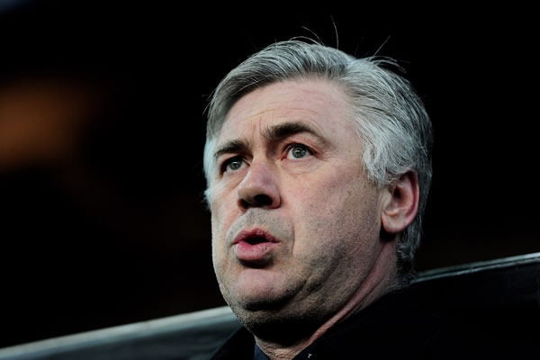 Carlo Ancelotti, observando el desempeño de su equipo