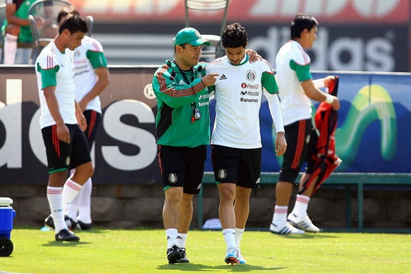 Carlos Vela recibiendo instrucciones.