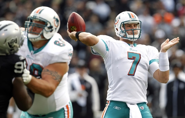 Chad Henne, al regresar de una lesión, lanzó para 307 yardas y dos TD.