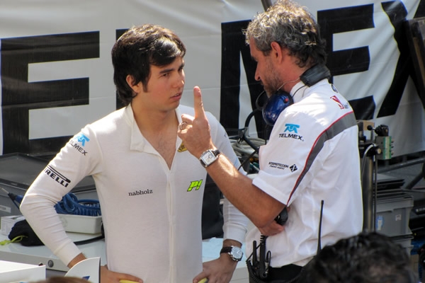 Checo, recibiendo instrucciones