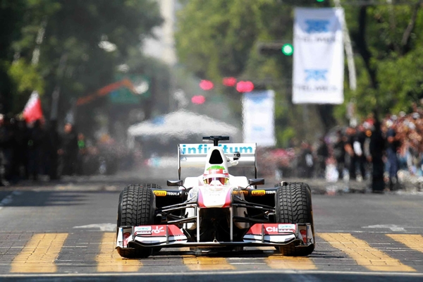 Checo recorrió varias calles