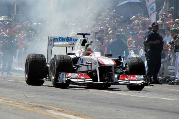 Checo, saludando al público