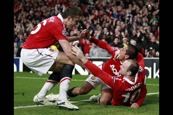 Chicharito fue felicitado por sus compañeros