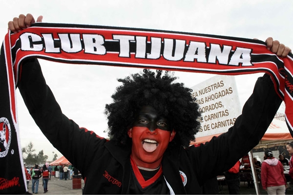 Con cara pintada y bandera, aficionados de Xolos se hicieron presente.