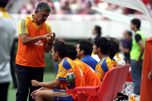 Dando indicaciones a los suplente