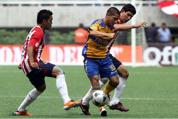 Danilinho fue detenido por la defensa chiva