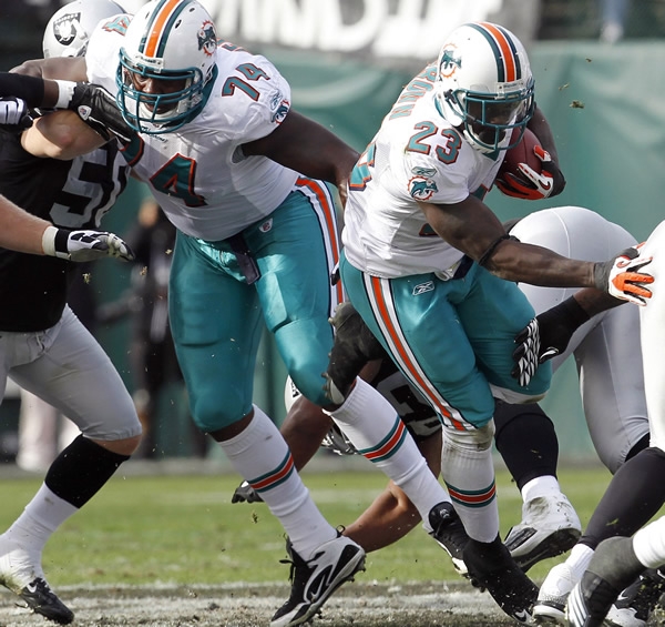 Delfines vencieron por 33-17 a Raiders.