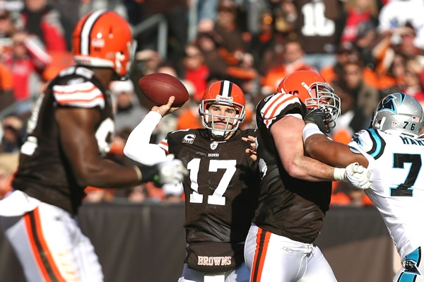Delhomme lanzó pases para 245 yardas en su primer partido de titular con Browns.