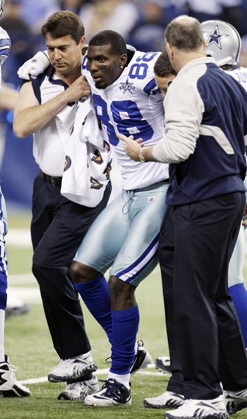 Dez Bryant salió lesionado.