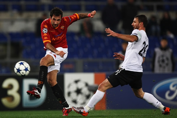 Disparo de Mirko Vucinic que no prosperó