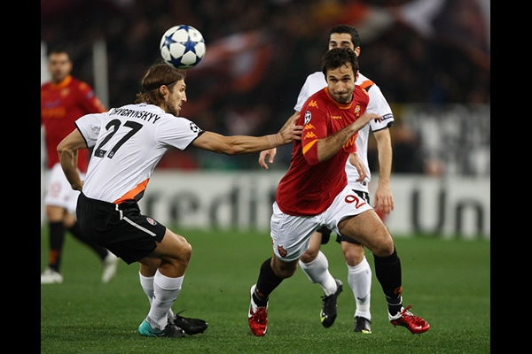 Dmytro Chygrynskiy, intentando detener a Mirko Vucinic