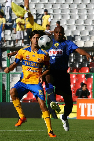 Dura batalla por el esférico