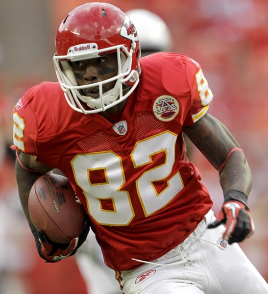 Dwayne Bowe atrapó dos pases de TD.