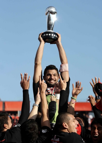 El Capitán de Tijuana alza la Copa.