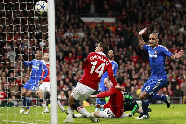 El Chicharito en el lugar adecuado