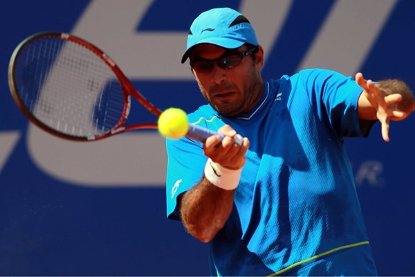 El español aprovechó su experiencia y venció al mexicano por 6-1, 3-6, 6-3 en una hora y 50 minutos.