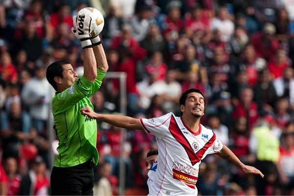 El jugador escualo falla un remate.