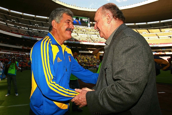 El saludo entre los técnicos