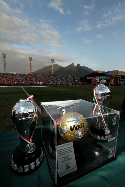 El trofeo de Campeón, subcampeón y el reocnocimiento a Archundia