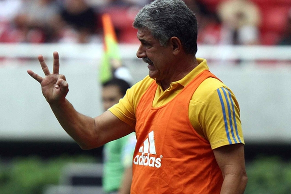 El Tuca no se cansó de dar indicaciones