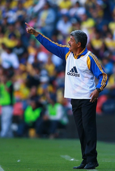 El Tuca tuvo que usar una casaca para no confundirse con los jugadores