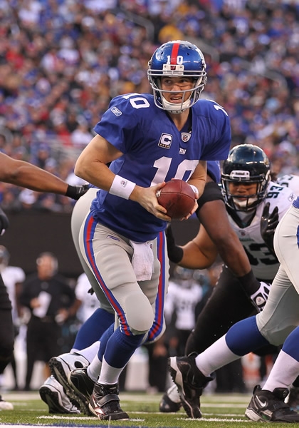 Eli Manning conectó un pase de anotación cuando restaban tres minutos.