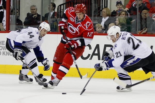Eric Staal, centro canadiense de los Hurricanes.
