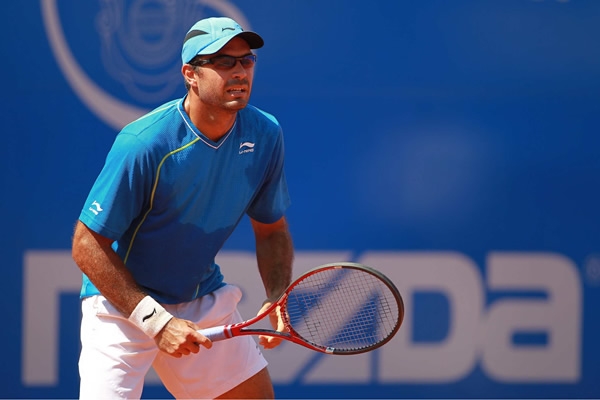 El español Pere Riba sufrió una lesión abdominal por loque Iván Navarro fue llamado de última hora.