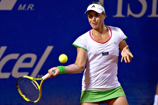 a española Anabel Medina accedió a Semifinales por el retiro de su compatriota Suárez.