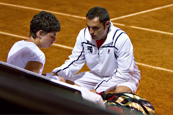 La española Carla Suárez abandonó el partido por una lesión en el brazo derecho.