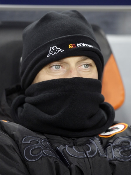 Francesco Totti viendo el encuentro desde la banca