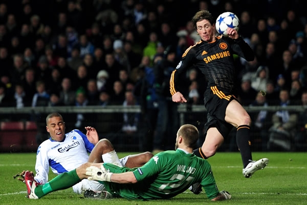 Fuerte choque entre el defensa y su arquero