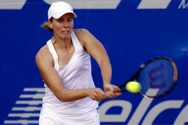 Greta utilizó su revés y eficaz golpe de derecha para mandar a su oponene a la línea base.