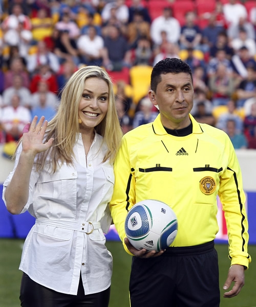 Ha sido invitada por equipos de futbol a sus encuentros