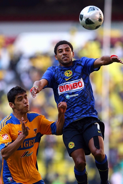 Intentando el remate de cabeza