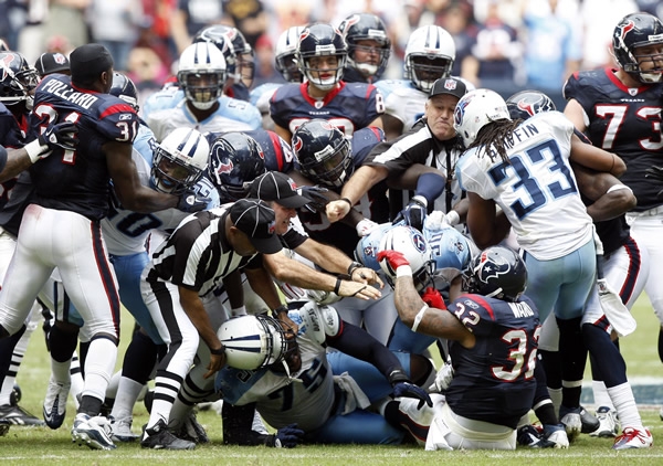 Intervinieron jugadores y árbitros para separarlos.