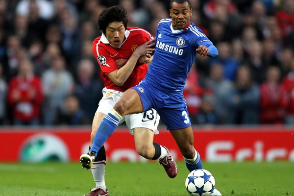 Ji-Sung Park, intentando detner a Cole