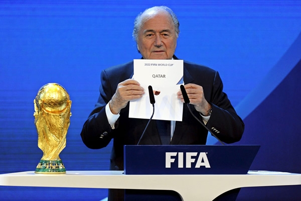 Joseph Blatter anunció que Qatar albergará el Mundial de 2022.