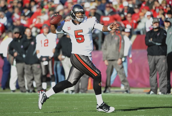 Josh Freeman lanzó para 136 yardas y dos pases para anotación.