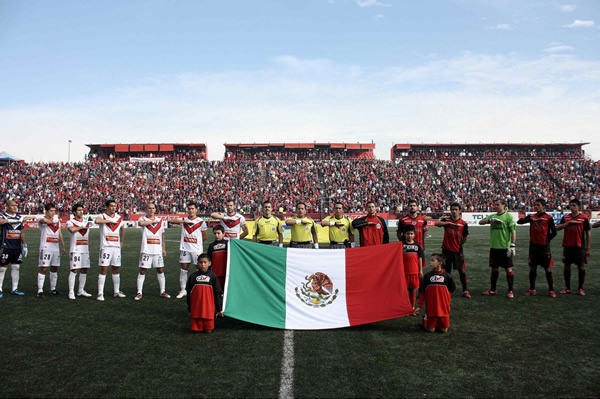 Jugadores y árbitros entonaron el Himno Nacional.