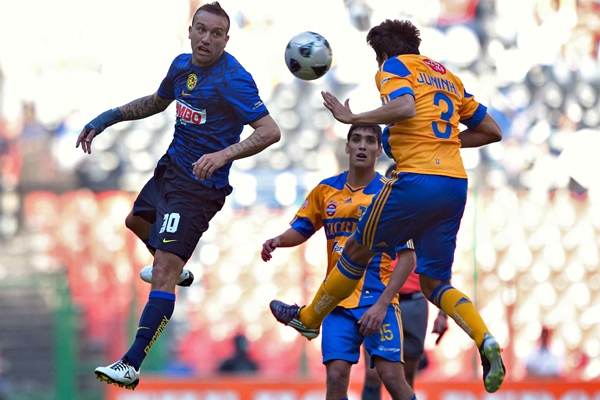 Juninho le ganó el remate a Vuoso