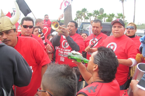 La afición afuera del estadio.